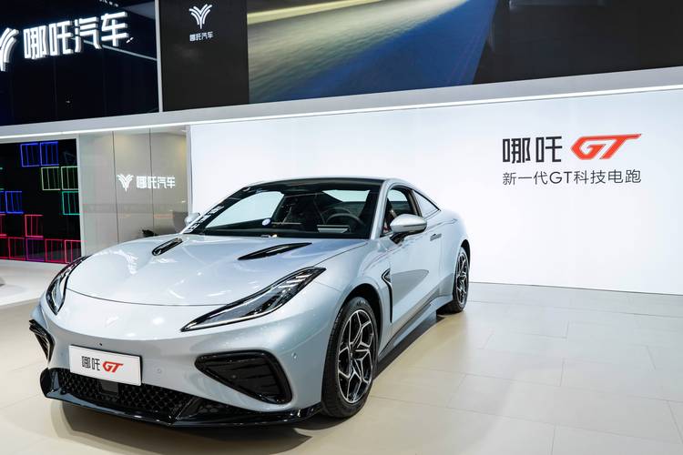 广州202哪吒汽车在智能汽车领域的表现，领途汽车在新能源汽车市场中的影响力